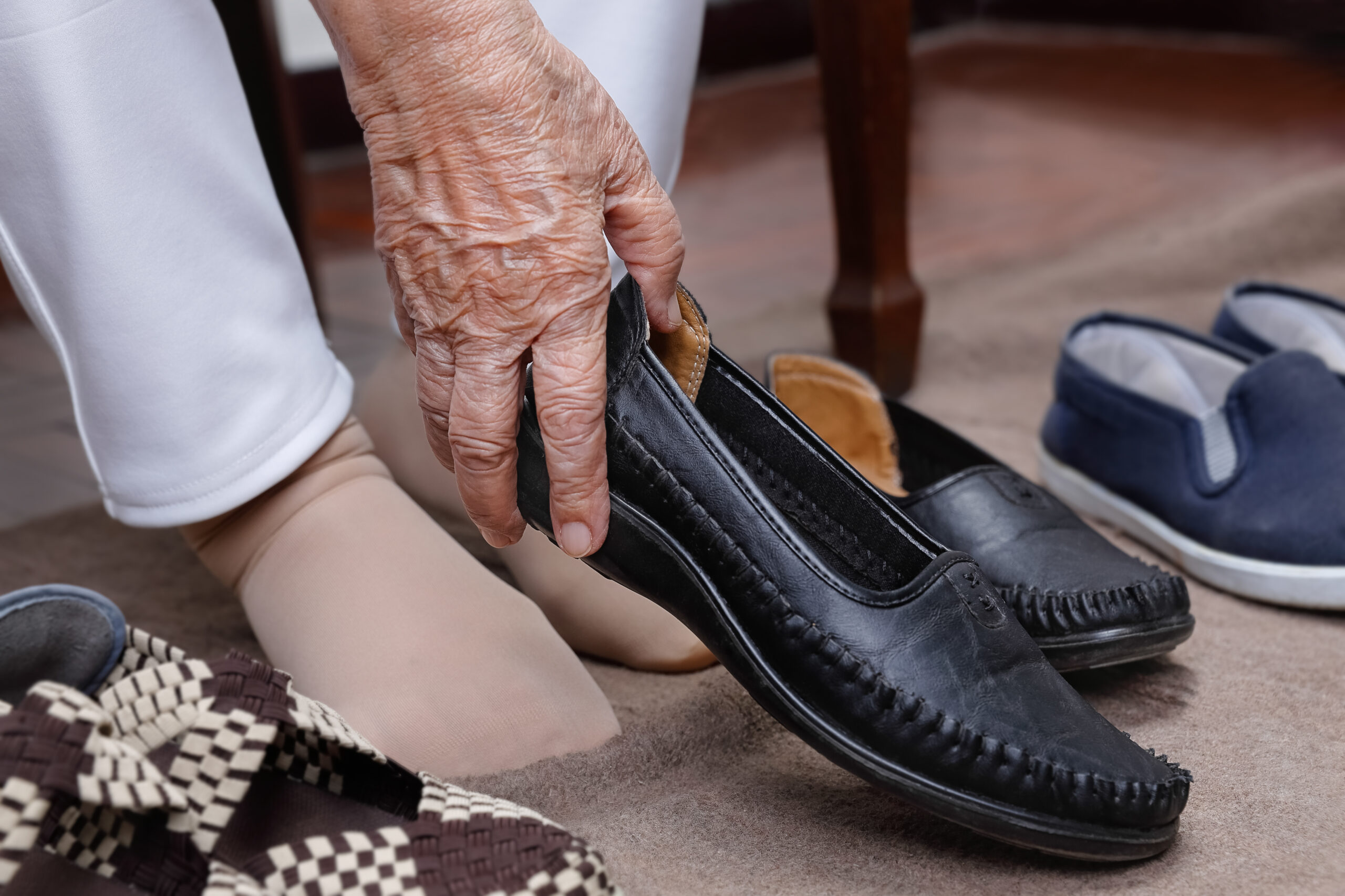 shoes for elderly swollen feet,
